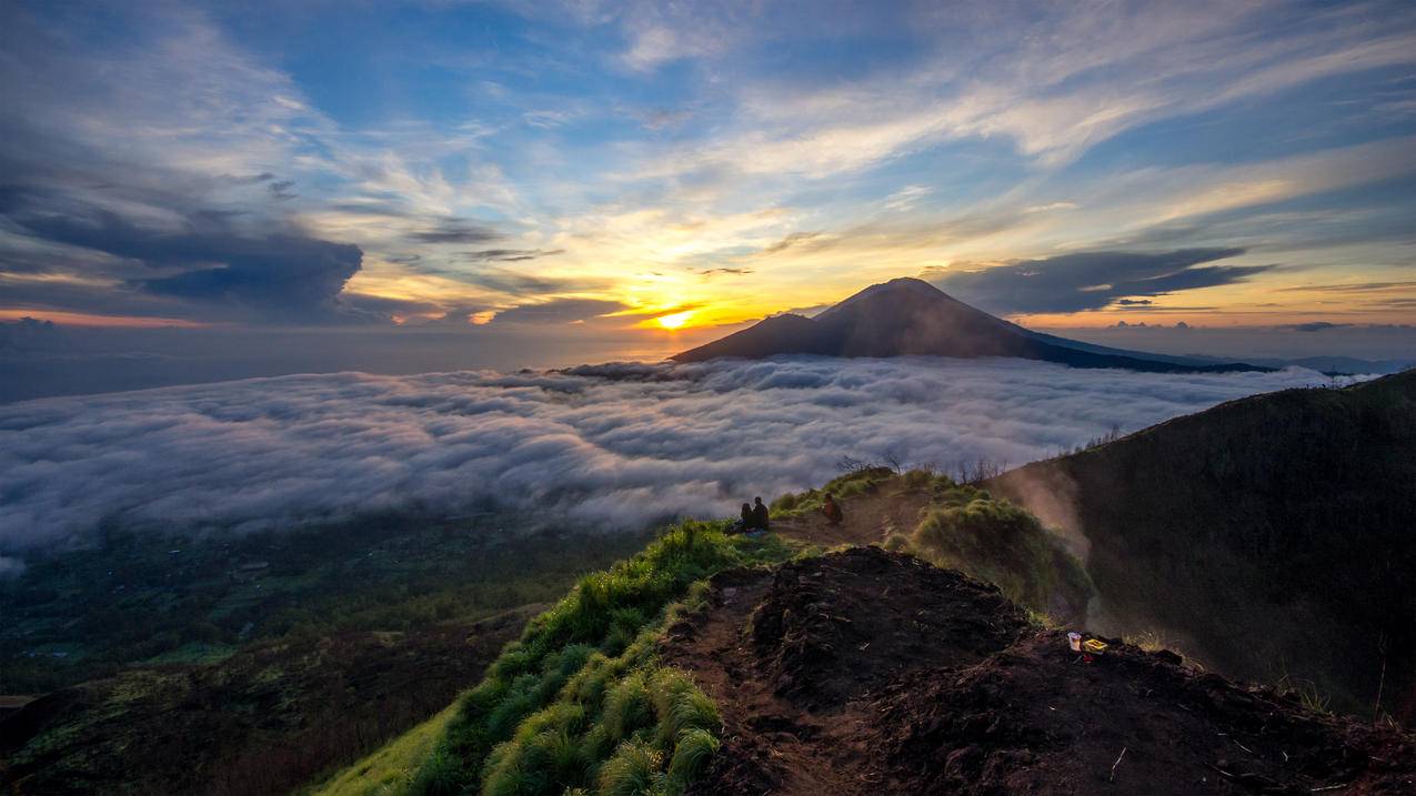 印度尼西亚度 巴吞尔火山顶部 早晨太阳风景 4K精选高清壁纸