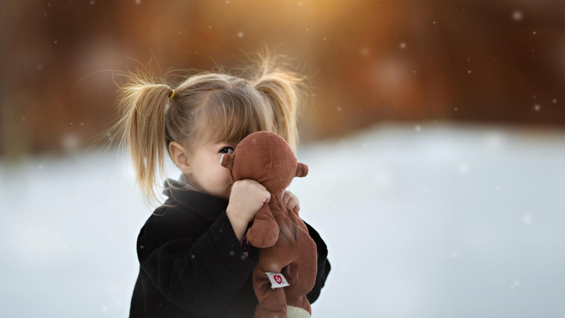 小女孩，可爱小辫子尾巴，玩具，雪背景，高清壁纸