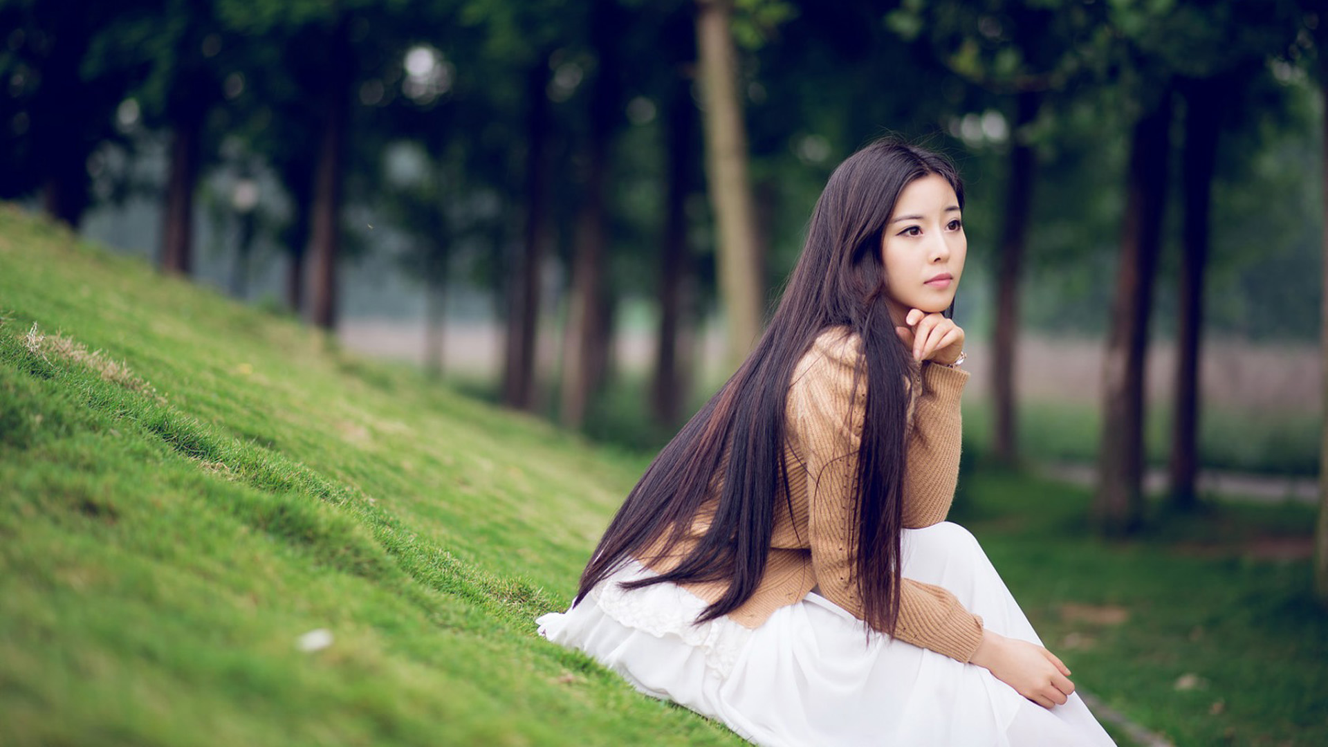 温婉安静的女子,草地,坡上,公园,好看养眼的美女桌面高清壁纸