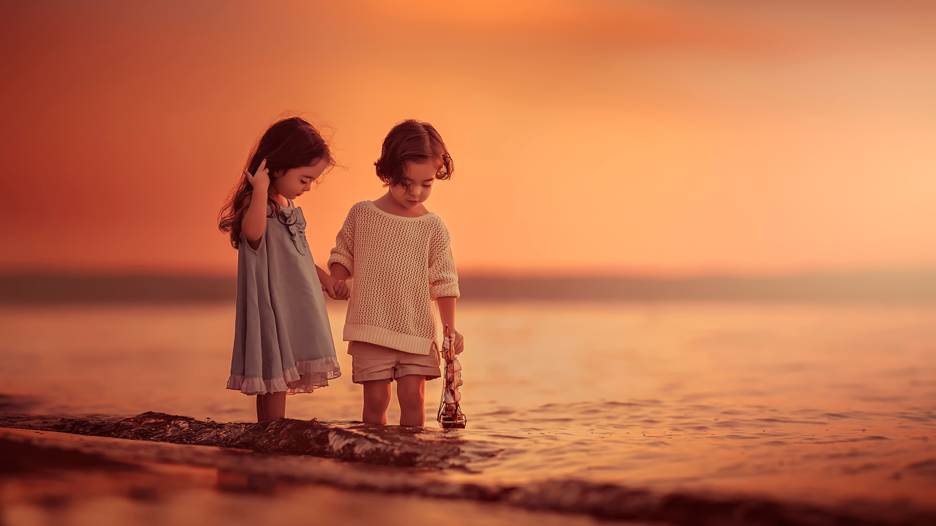 海边沙滩两个小女孩桌面高清壁纸