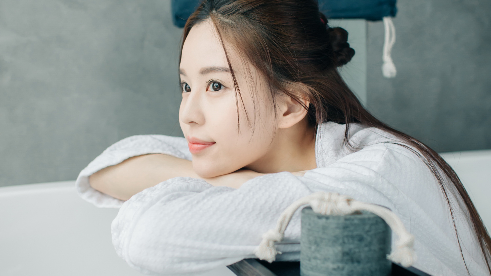 明亮眼睛美女温心(Swan)桌面高清壁纸