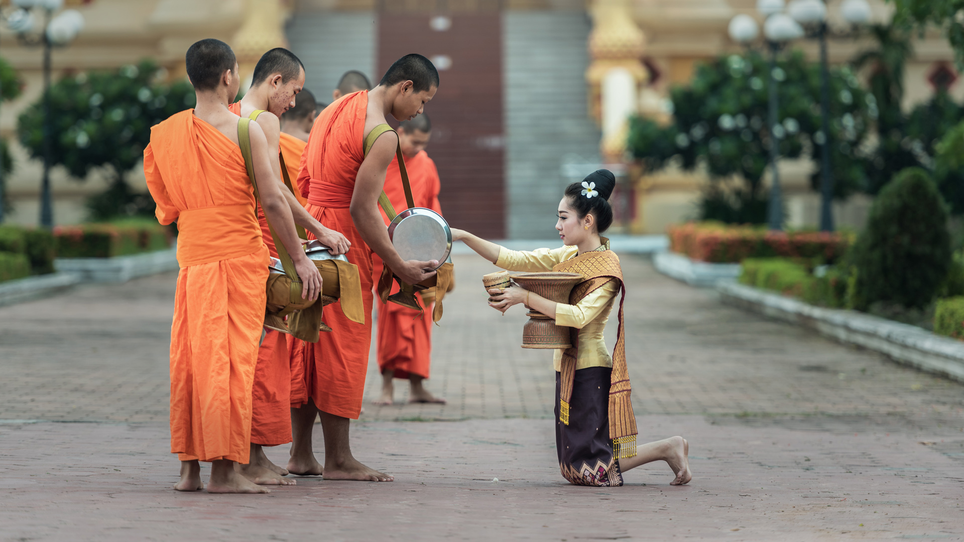 曼谷 佛教 和尚 女孩祈祷桌面高清壁纸
