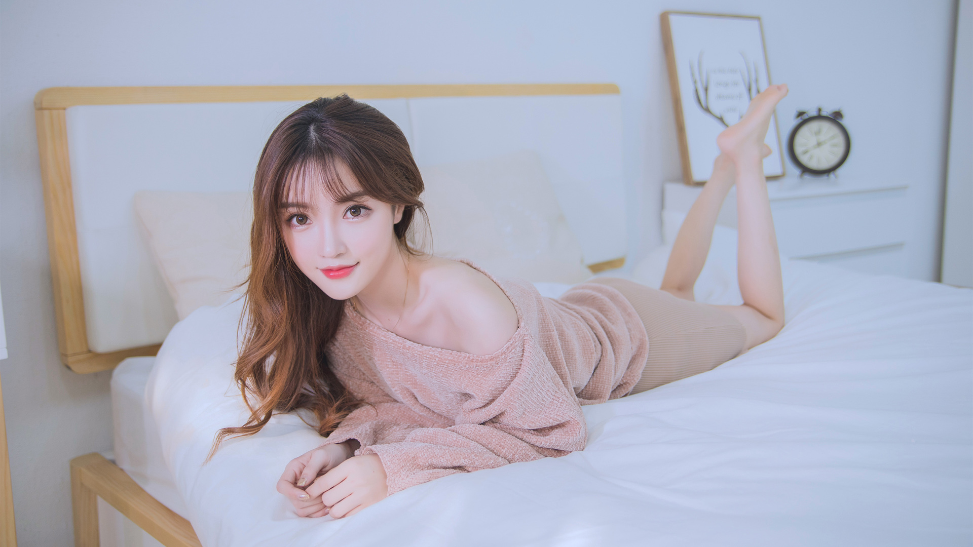 长发优雅露肩美女高清壁纸