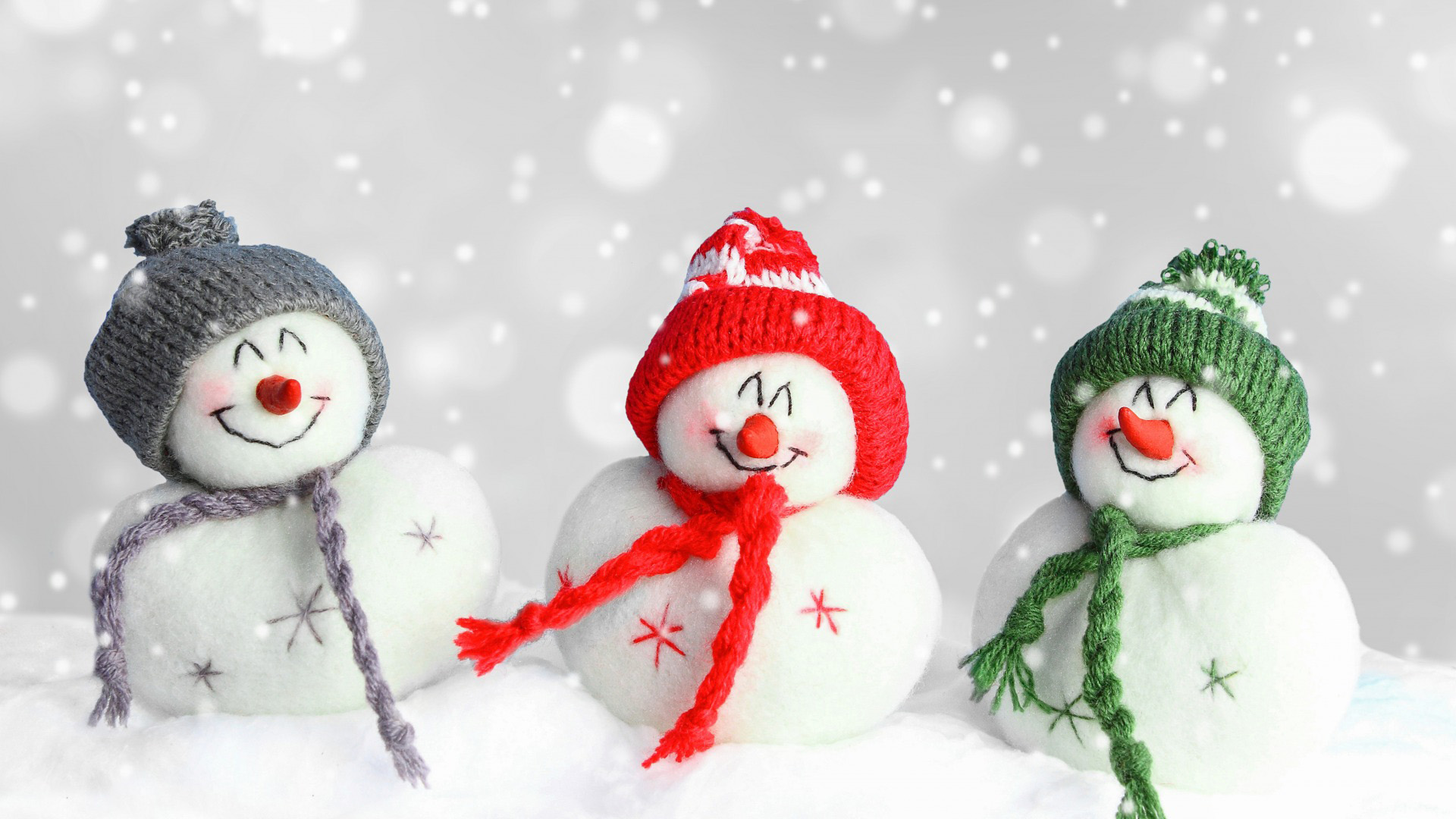 冬天，圣诞节，三个可爱雪人，微笑，桌面高清壁纸