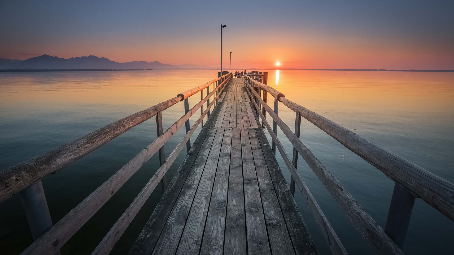 唯美夕阳木栈道风景高清壁纸