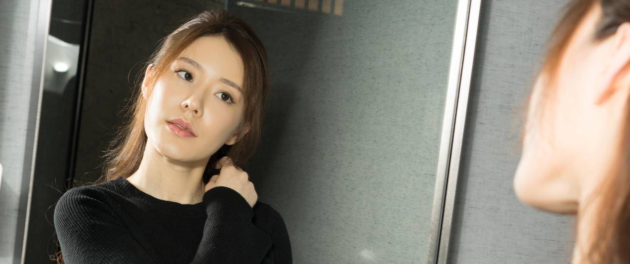 照镜子美女江琴带鱼屏高清壁纸