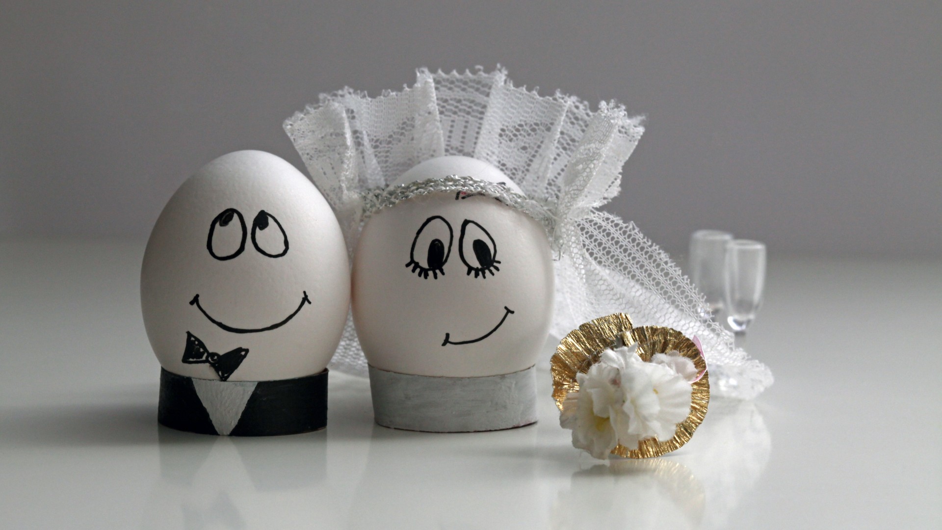 新郎和新娘婚礼花束、鸡蛋、桌面高清壁纸