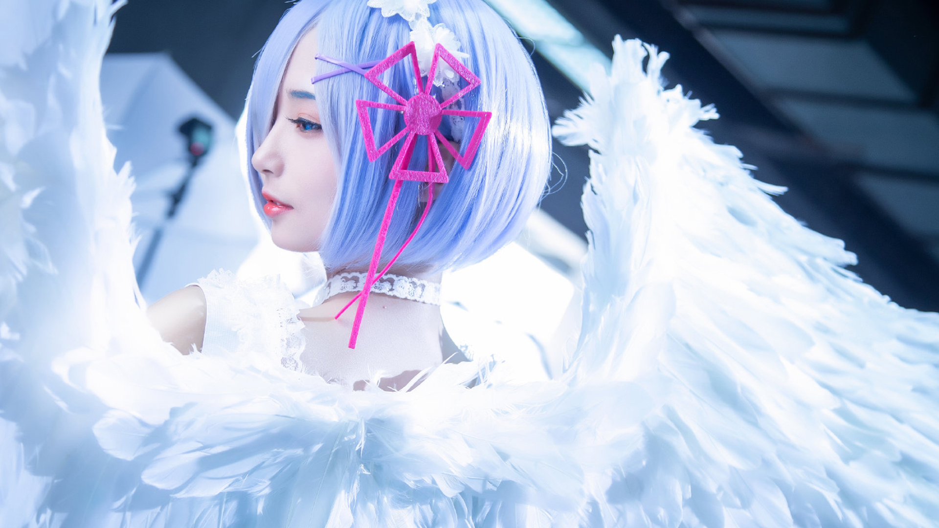 白色羽毛 小姐姐甜美cosplay美女高清壁纸