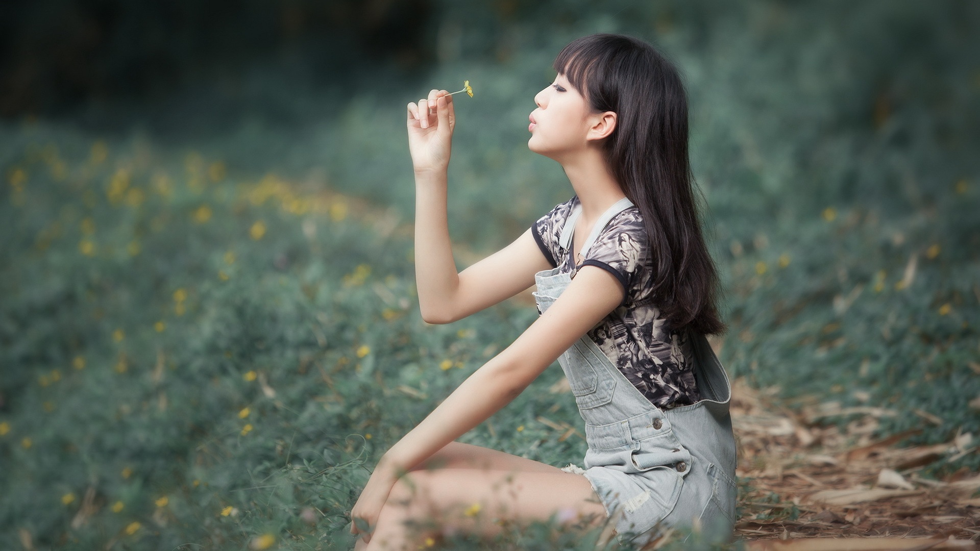 户外清新背带裤女孩小花桌面高清壁纸