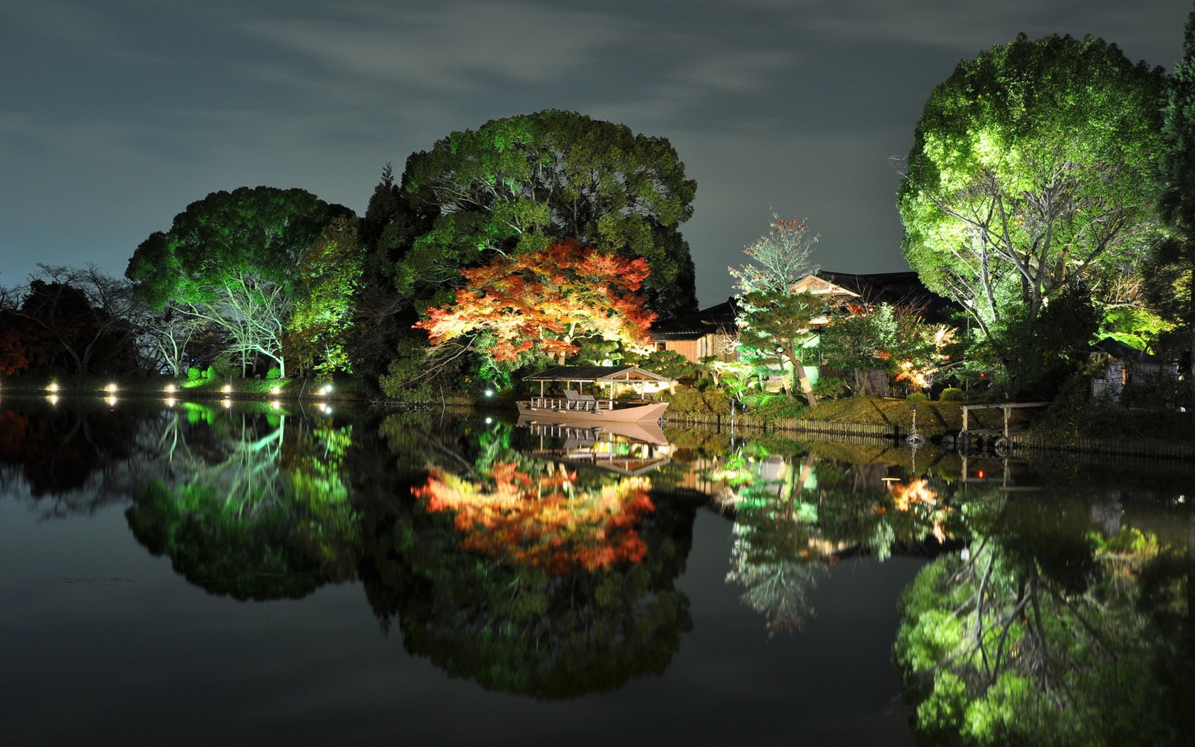 美丽河边公园夜景桌面高清壁纸