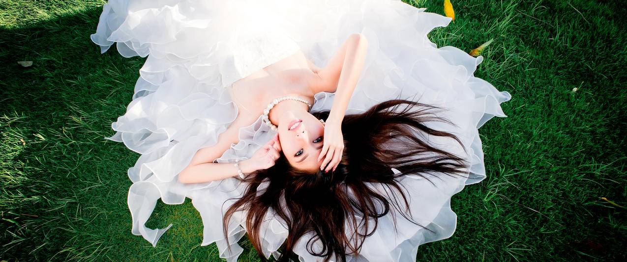 漂亮新娘婚纱礼服俯视摄影带鱼屏高清壁纸