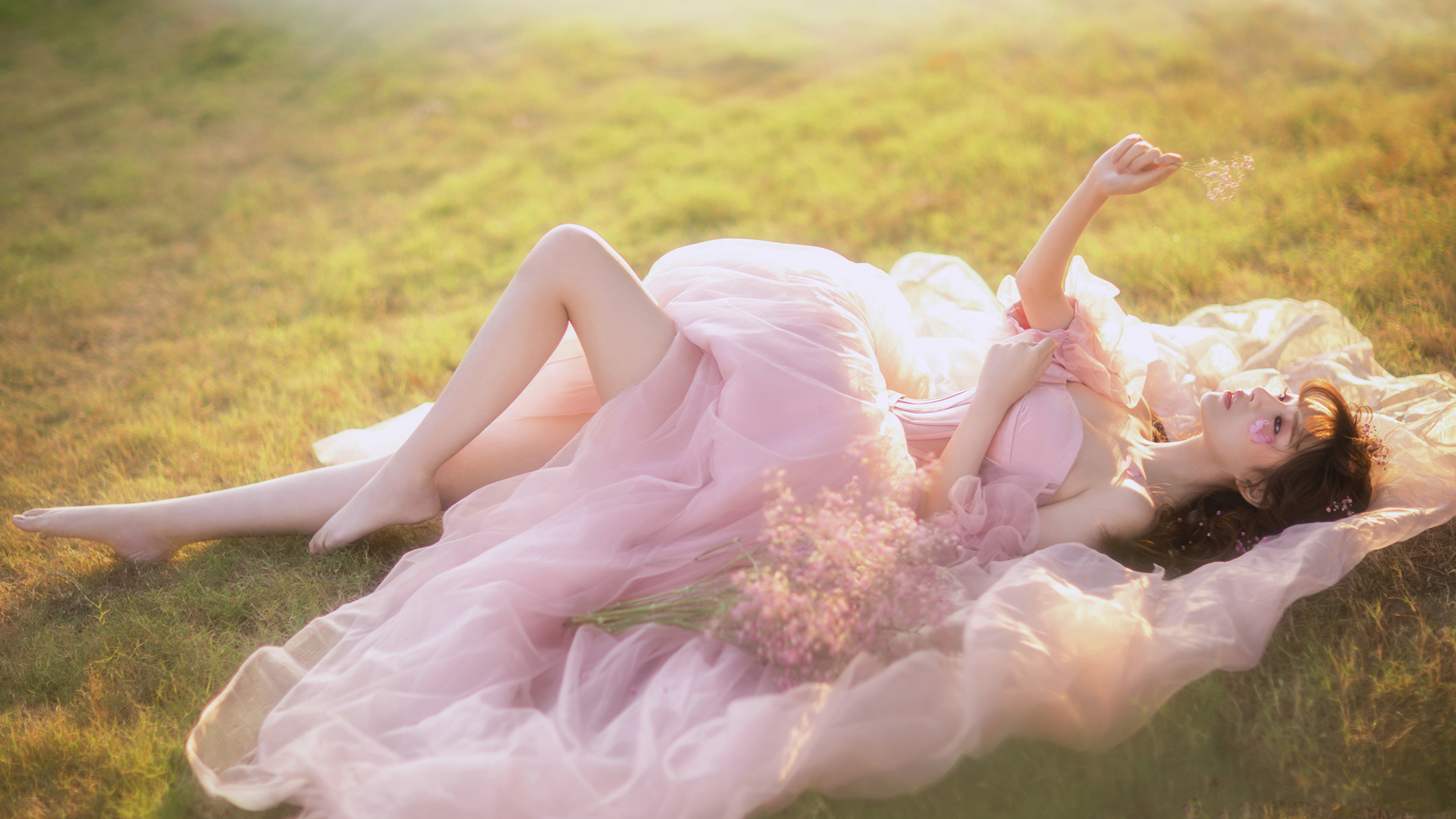 草地 美女婚纱 纱裙 鲜花 唯美摄影高清壁纸