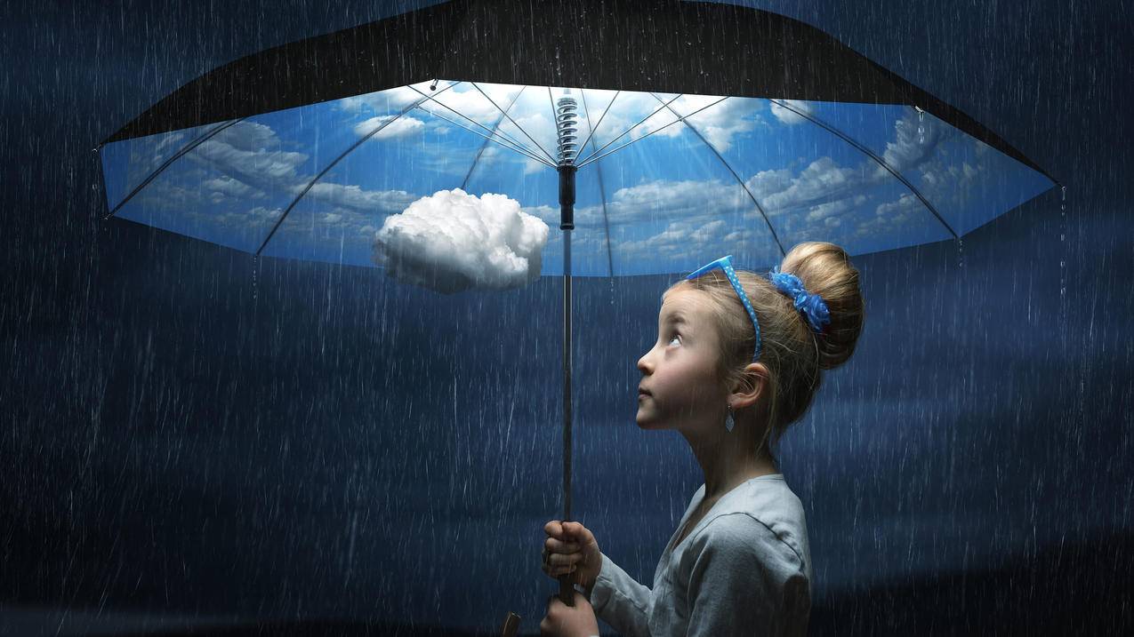 下雨 伞下蓝天白云 小女孩 4K精选高清壁纸