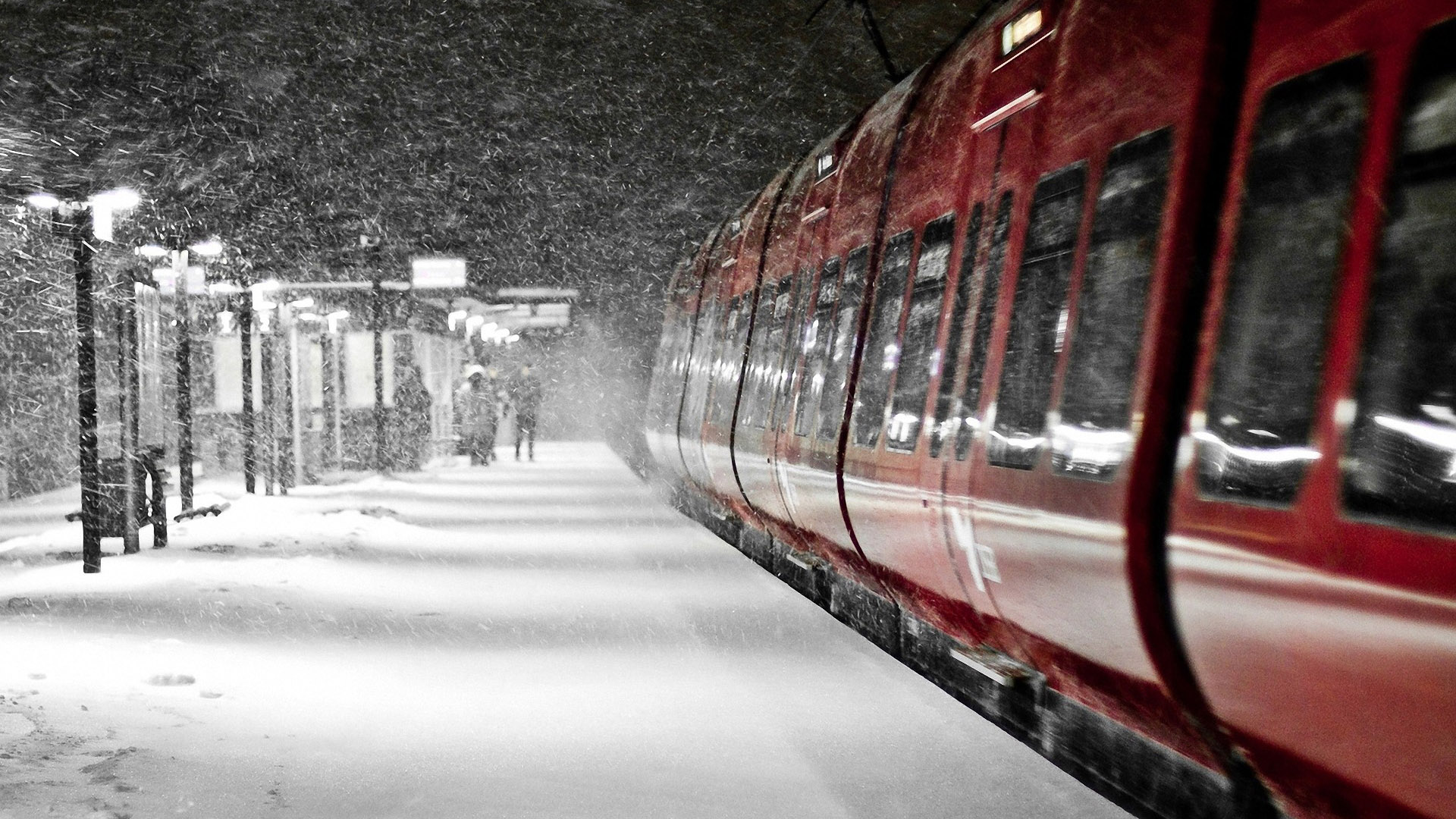 夜晚雪中列车桌面高清壁纸