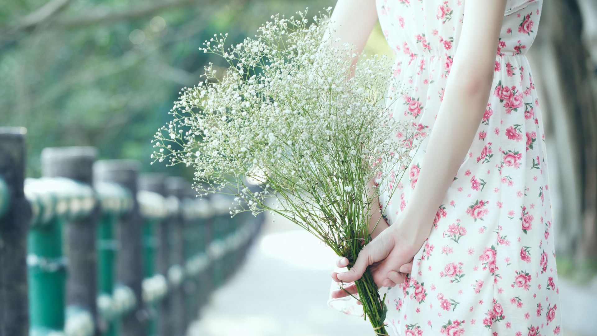 小清新女生背影 ,花束,裙子,唯美高清壁纸