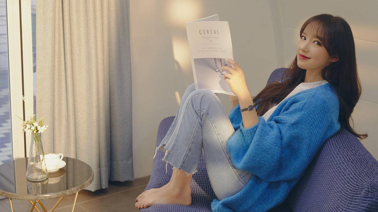 程潇 沙发 书 杂志 美女 牛仔裤 美女4k高清壁纸