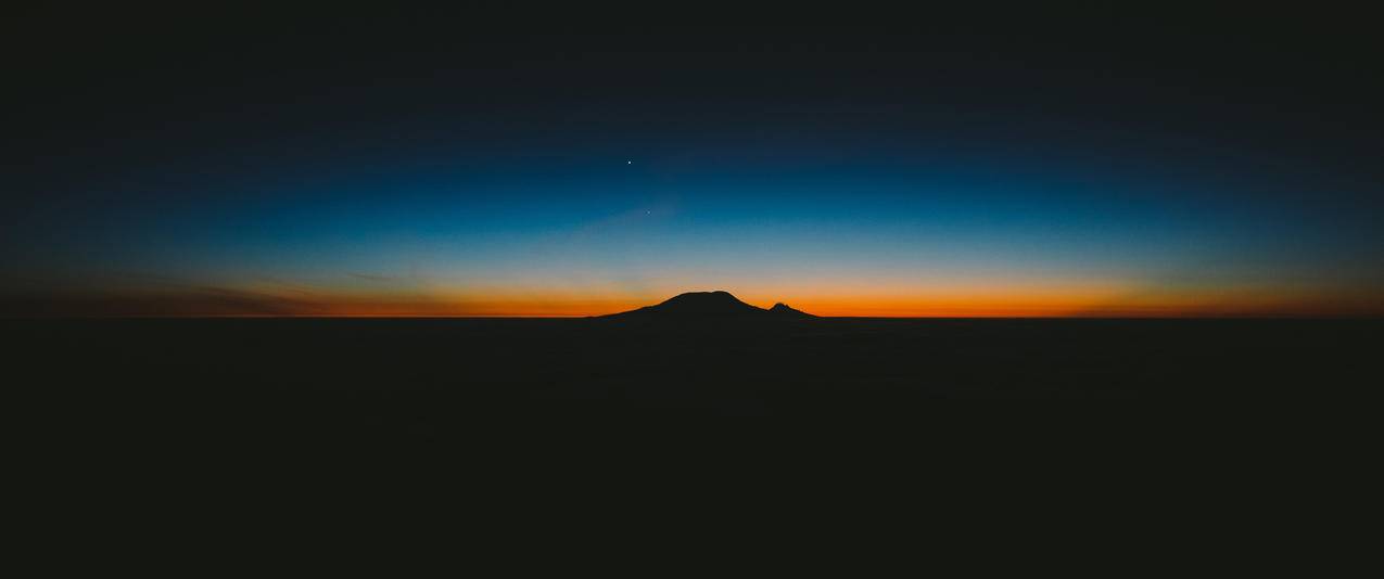 夜晚天空山风景带鱼屏高清壁纸