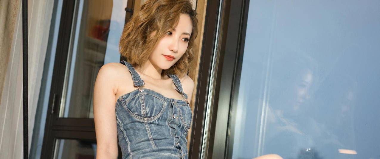雪怡美女带鱼屏高清壁纸