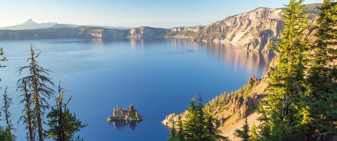 火山口湖风景带鱼屏高清壁纸