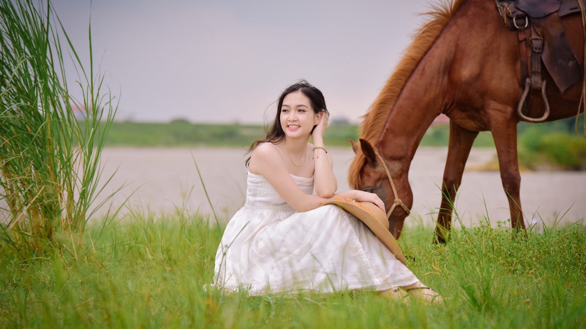 河边,长发微笑的女孩和马桌面高清壁纸