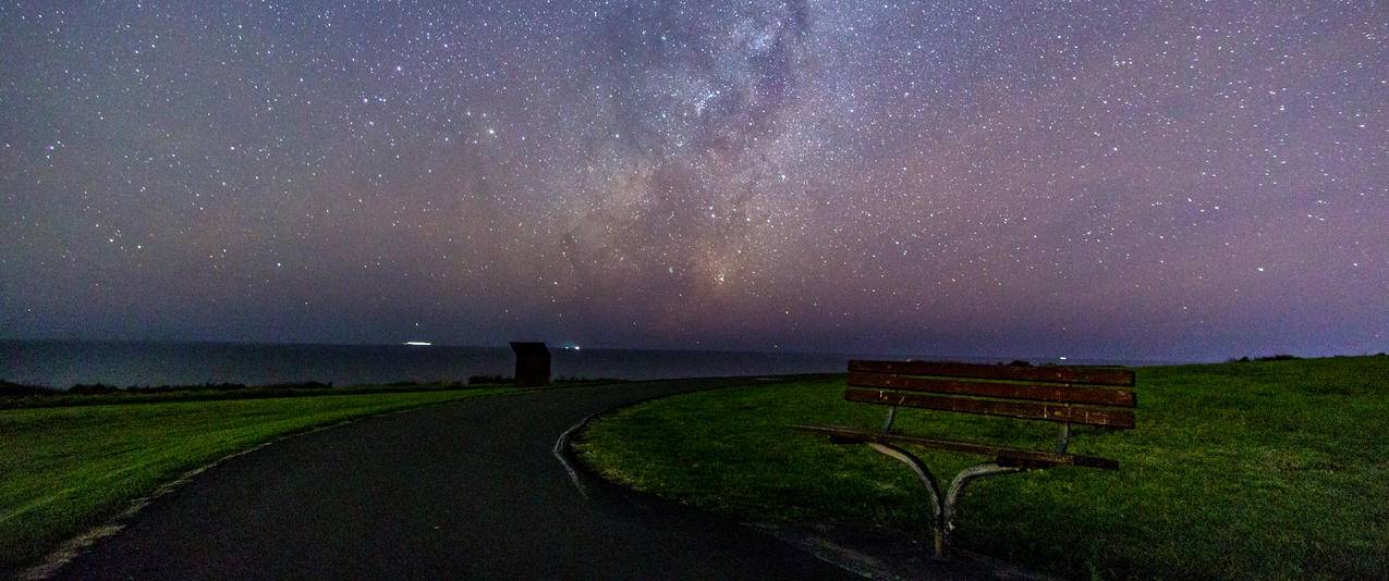 星空椅子风景带鱼屏高清壁纸