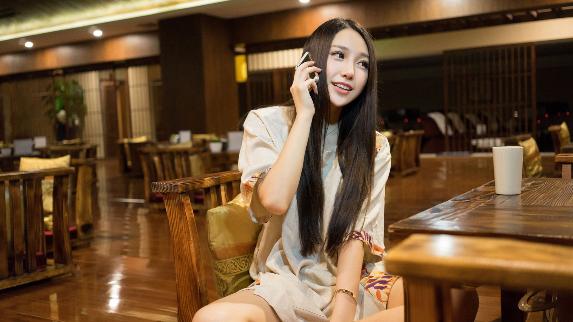 刘奕宁Lynn 接电话的可爱美女高清壁纸