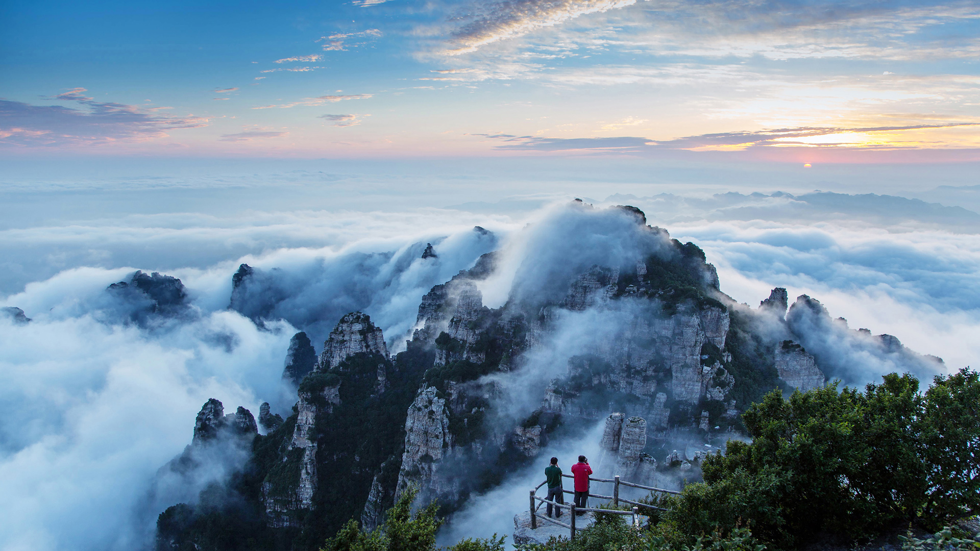 白石山日出风景桌面高清壁纸