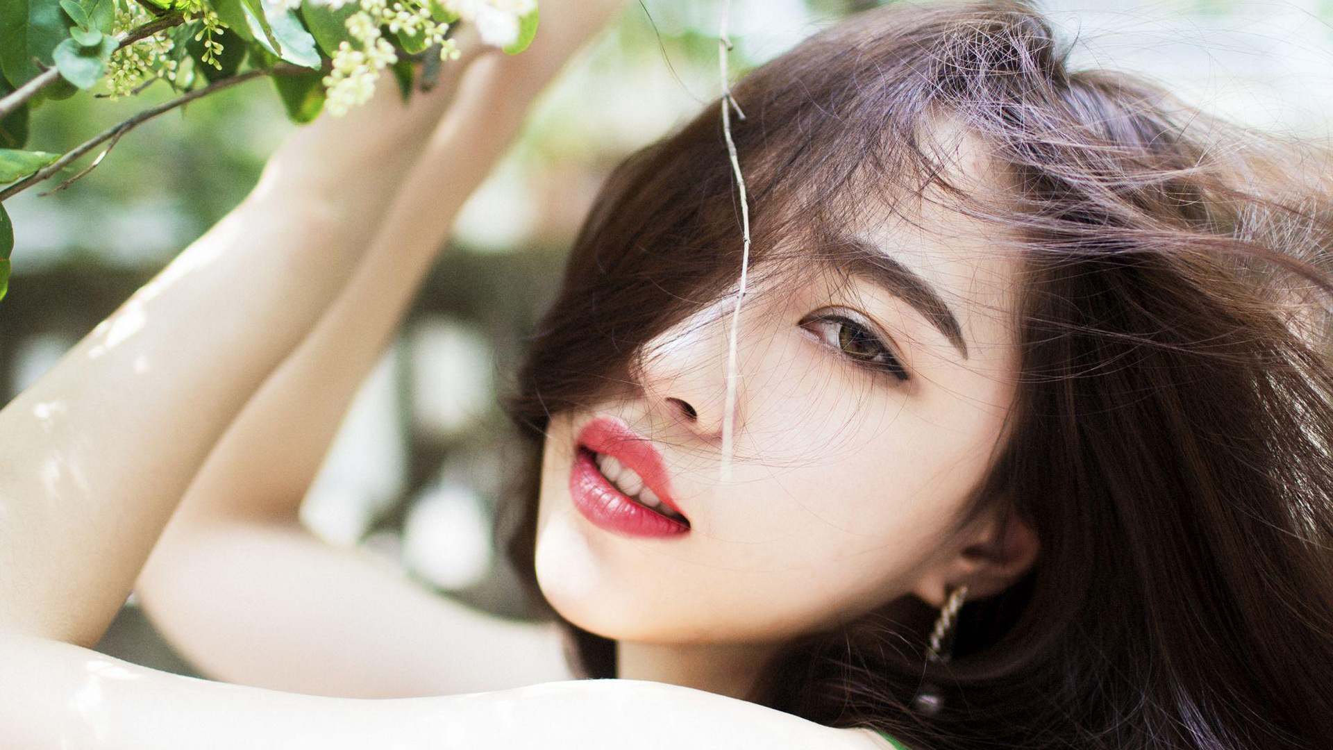 你青春的样子，妩媚的眼神，成熟美女写真桌面高清壁纸