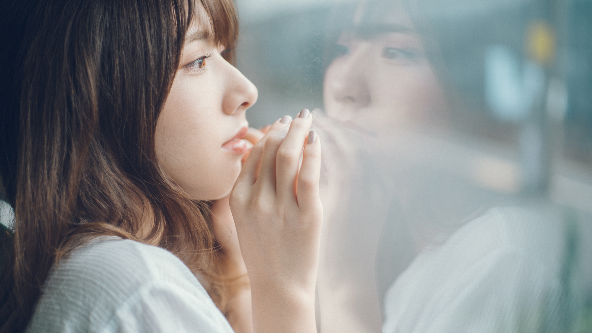 玻璃窗前心情美女高清壁纸