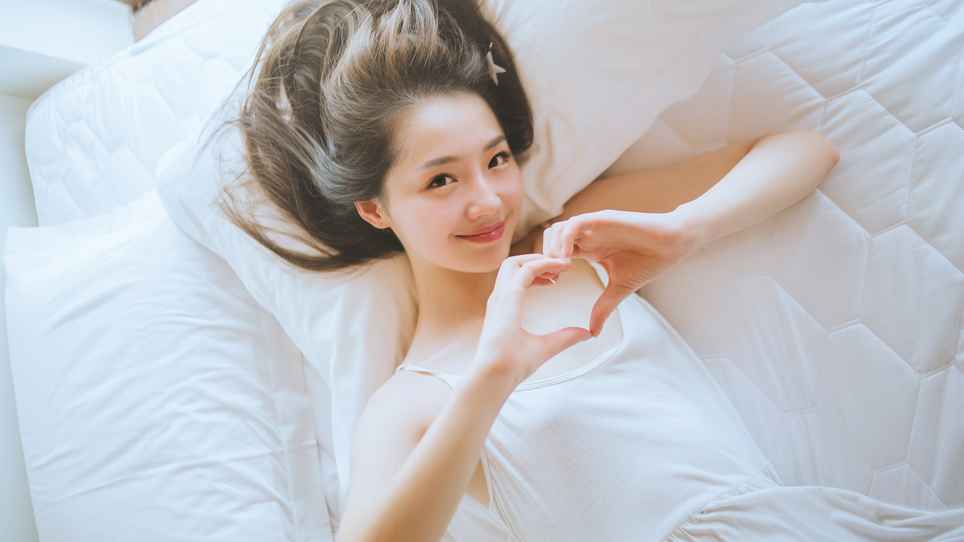 清纯可爱美女爱心手势 妮妮2K桌面高清壁纸