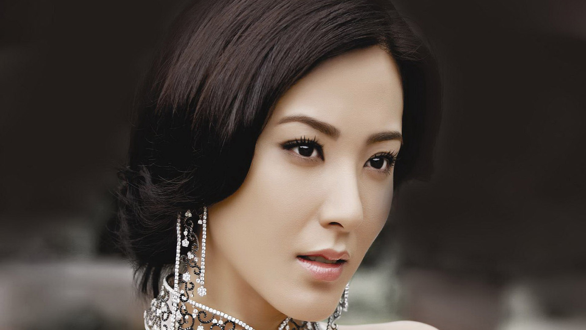 盆发高雅美女桌面高清壁纸