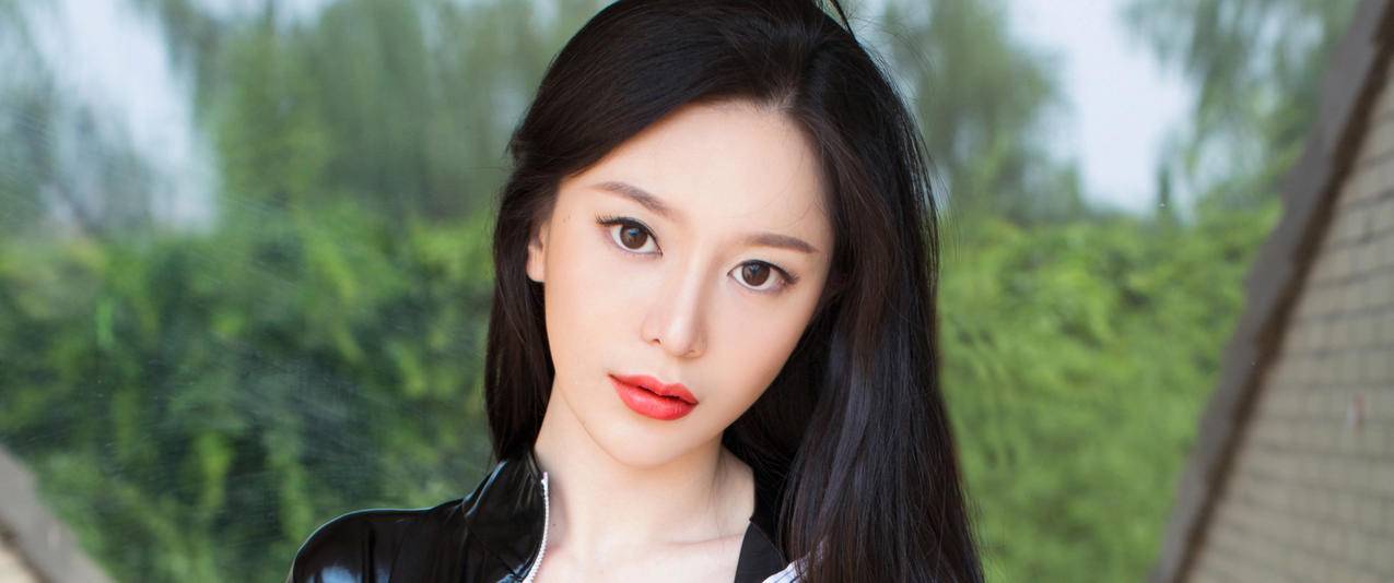 慕羽茜长发美女黑色衣服带鱼屏高清壁纸
