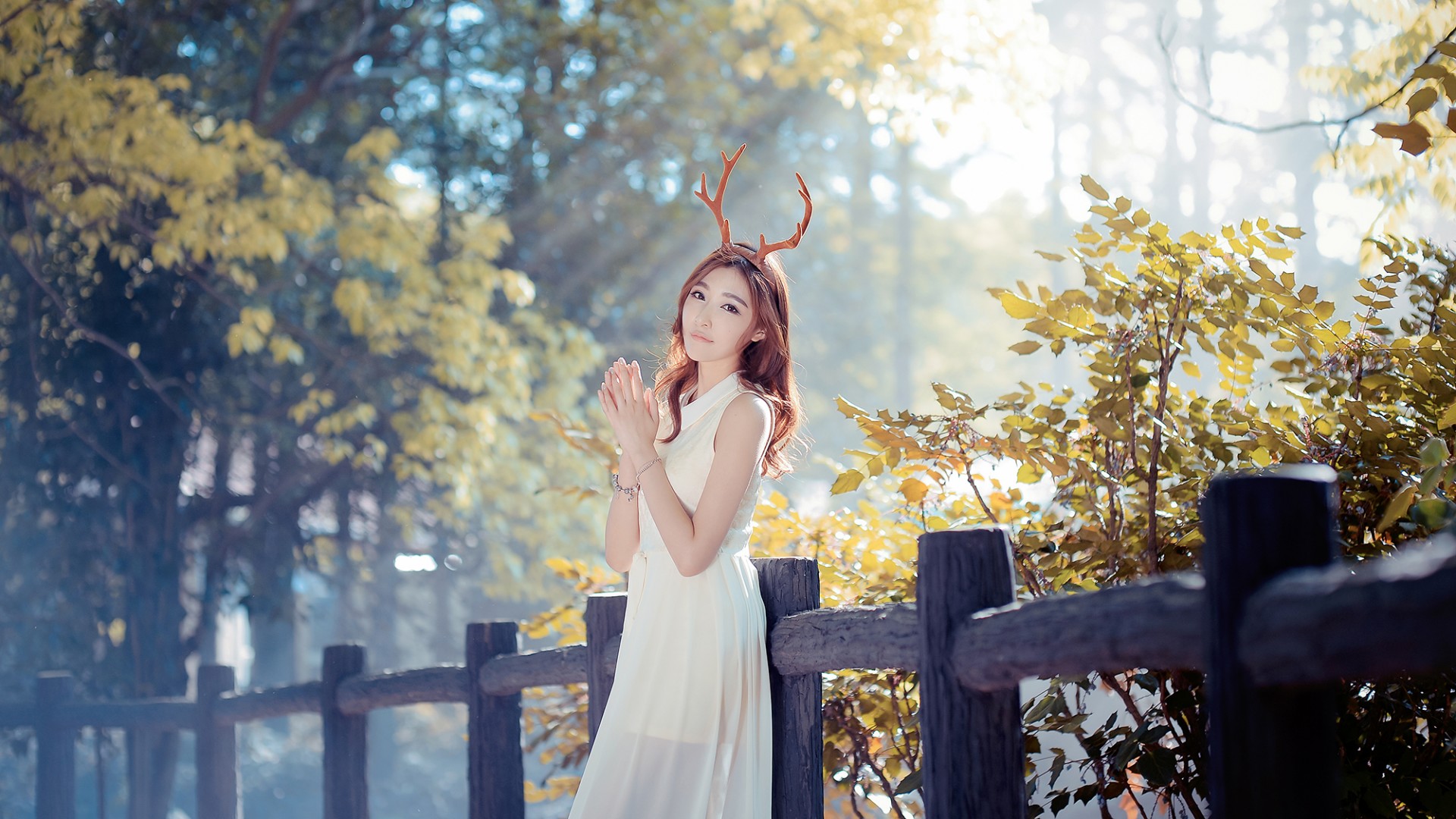 一个人的童话，清纯美女，秋天，树林，栅栏，唯美风景桌面高清壁纸