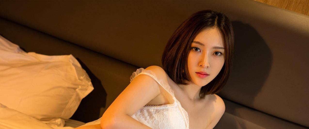 床上性感美女文文带鱼屏高清壁纸