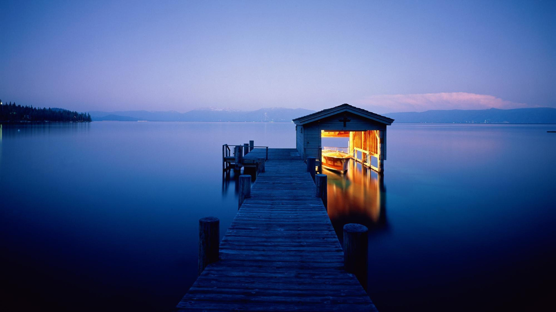 迷人的码头风景，夜间，湖水，房子，桥，桌面高清壁纸