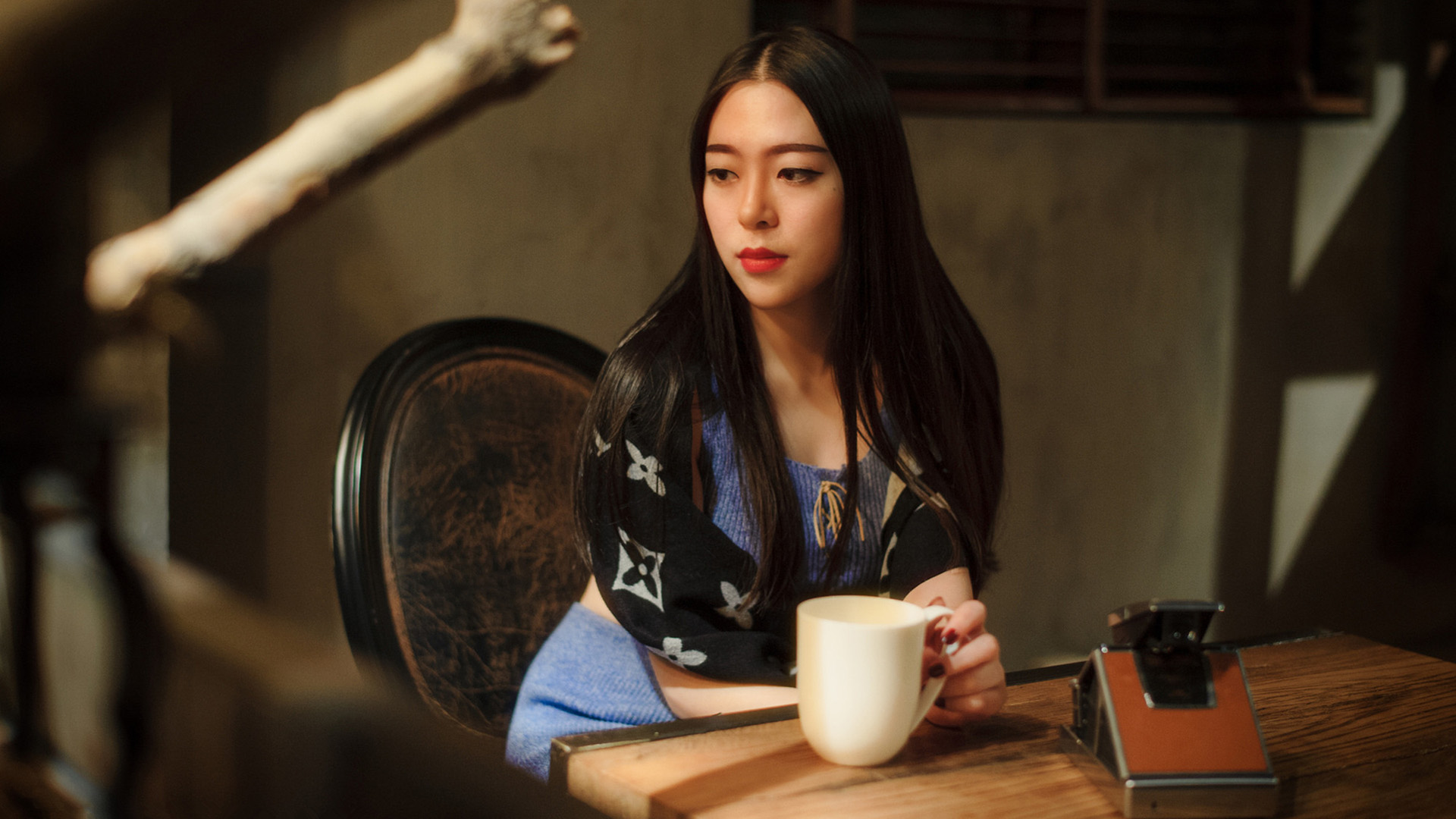 静物，安静美女，室内人像，长发美女高清壁纸