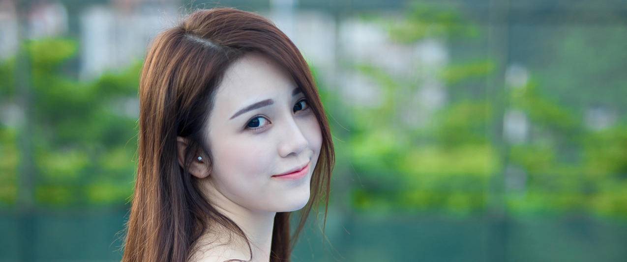美女回头甜美微笑带鱼屏高清壁纸