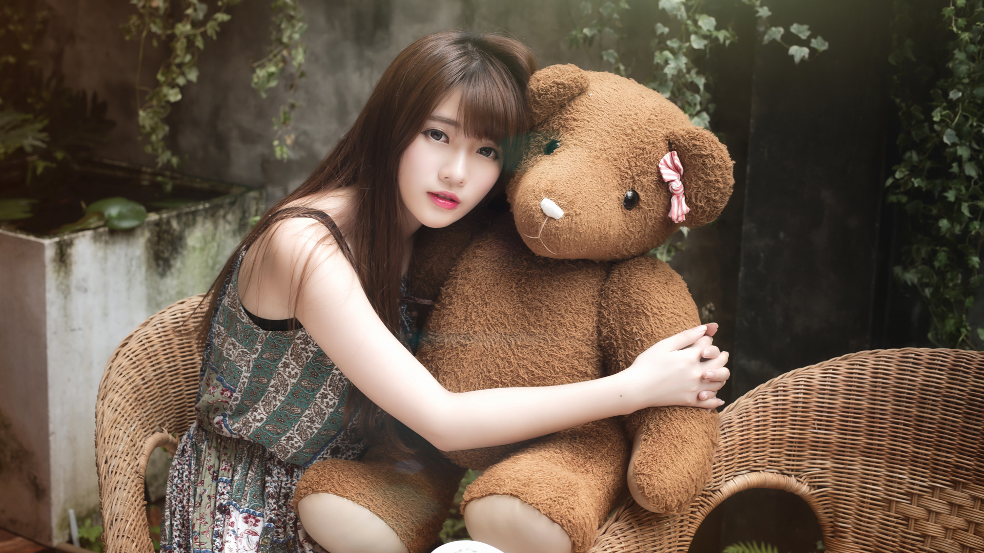 清纯美女和泰迪熊桌面高清壁纸