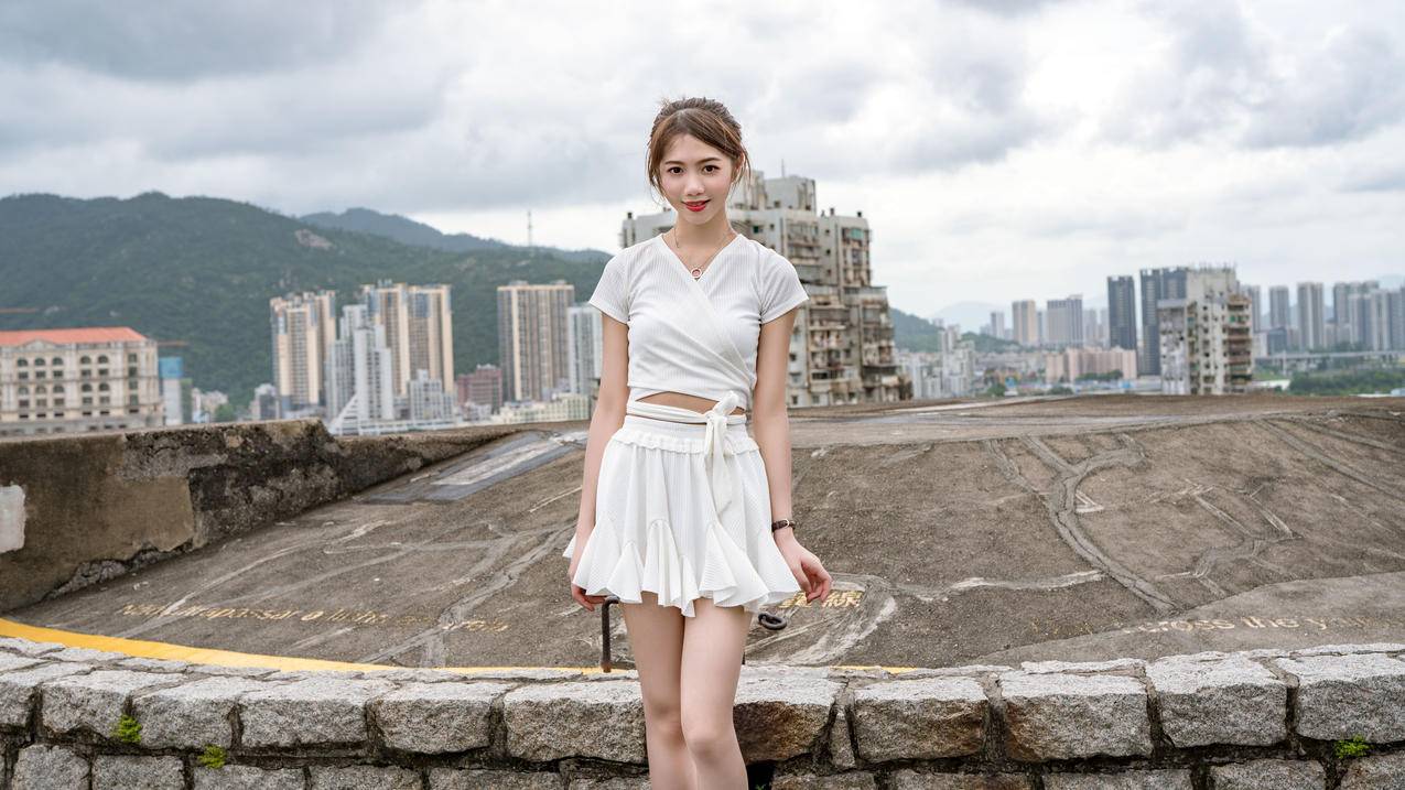 美女旅拍 白衣白裙 城镇 4K美女高清壁纸