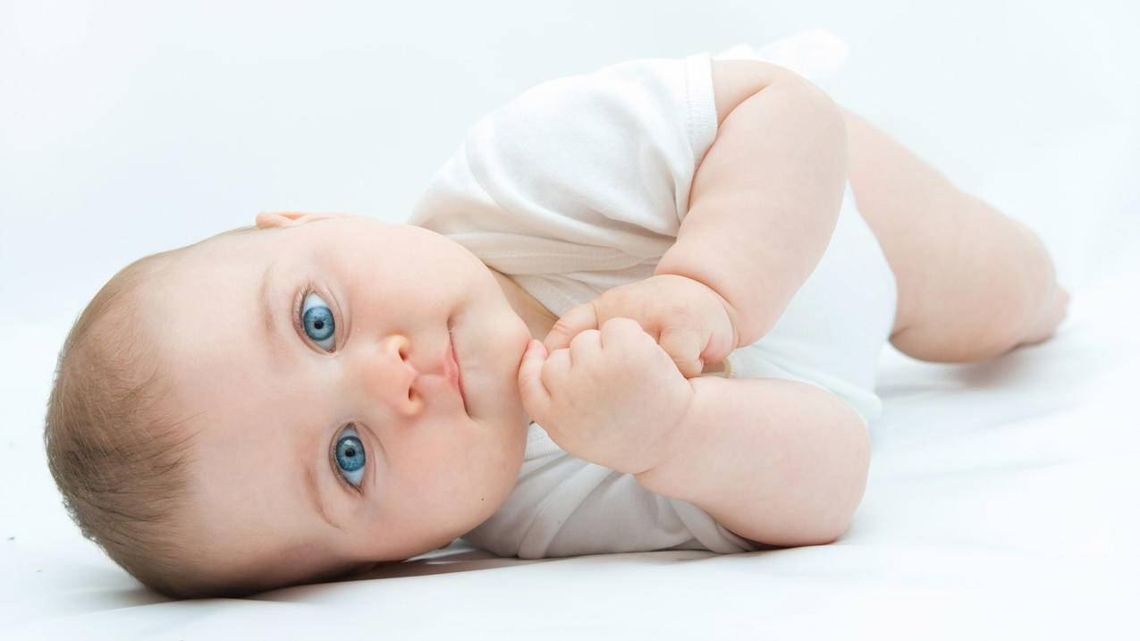 蓝眼睛婴儿5k高清壁纸