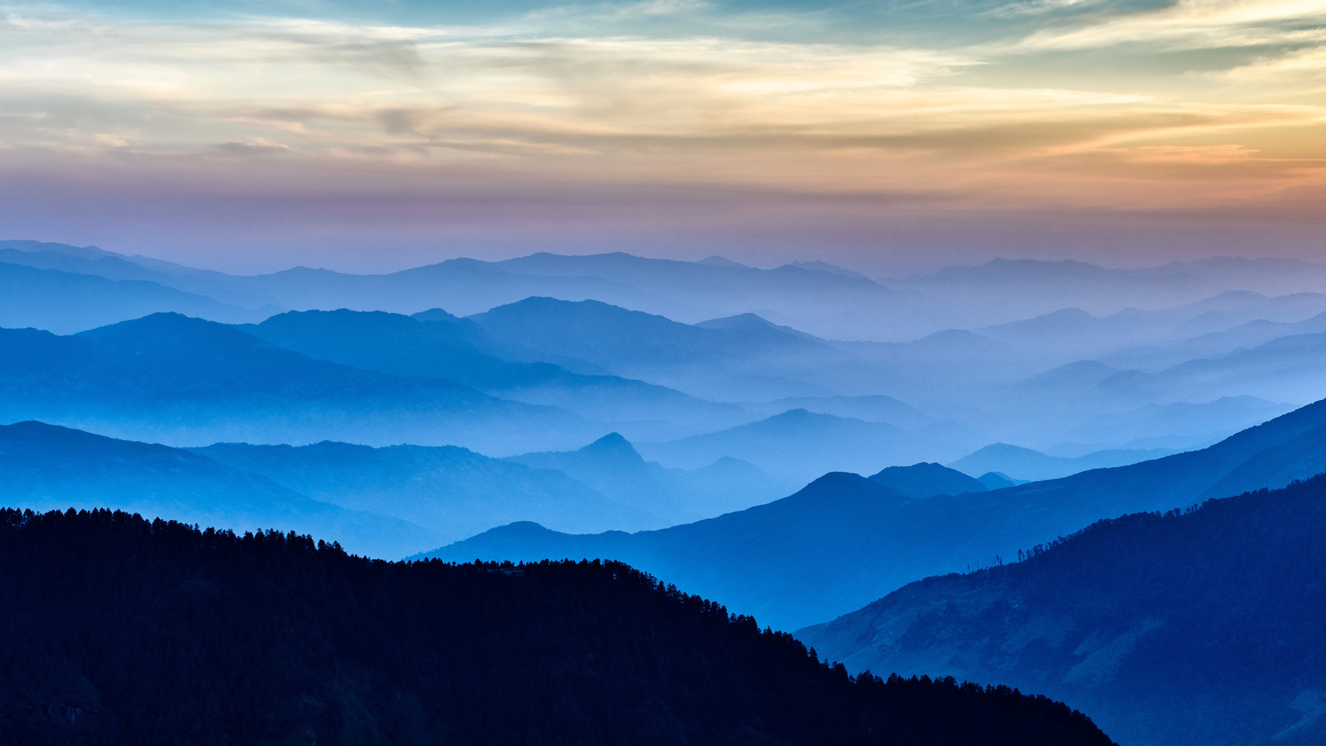 连绵起伏的山峰2K风景桌面高清壁纸