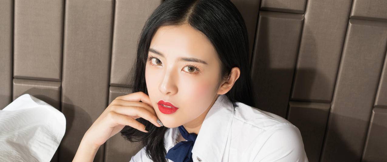 气质空姐美女凌雪带鱼屏高清壁纸