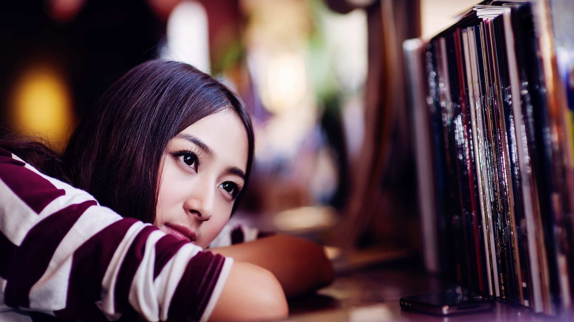 美女，明亮的眼睛，书桌，课本，手机，思念，心情，青春，美女高清壁纸