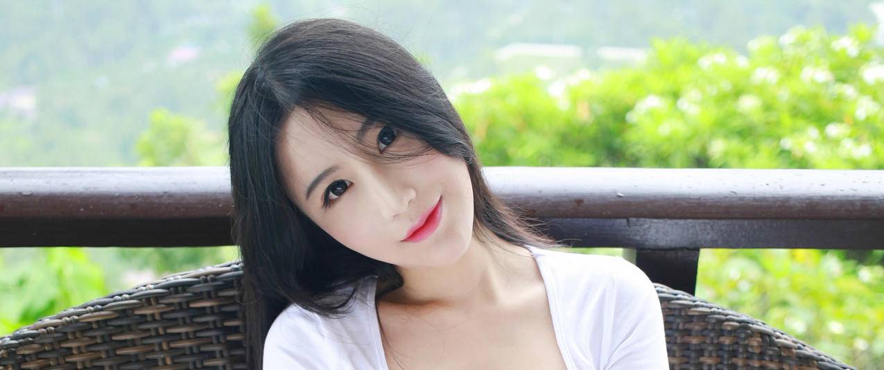 小清新美女谢芷馨带鱼屏高清壁纸