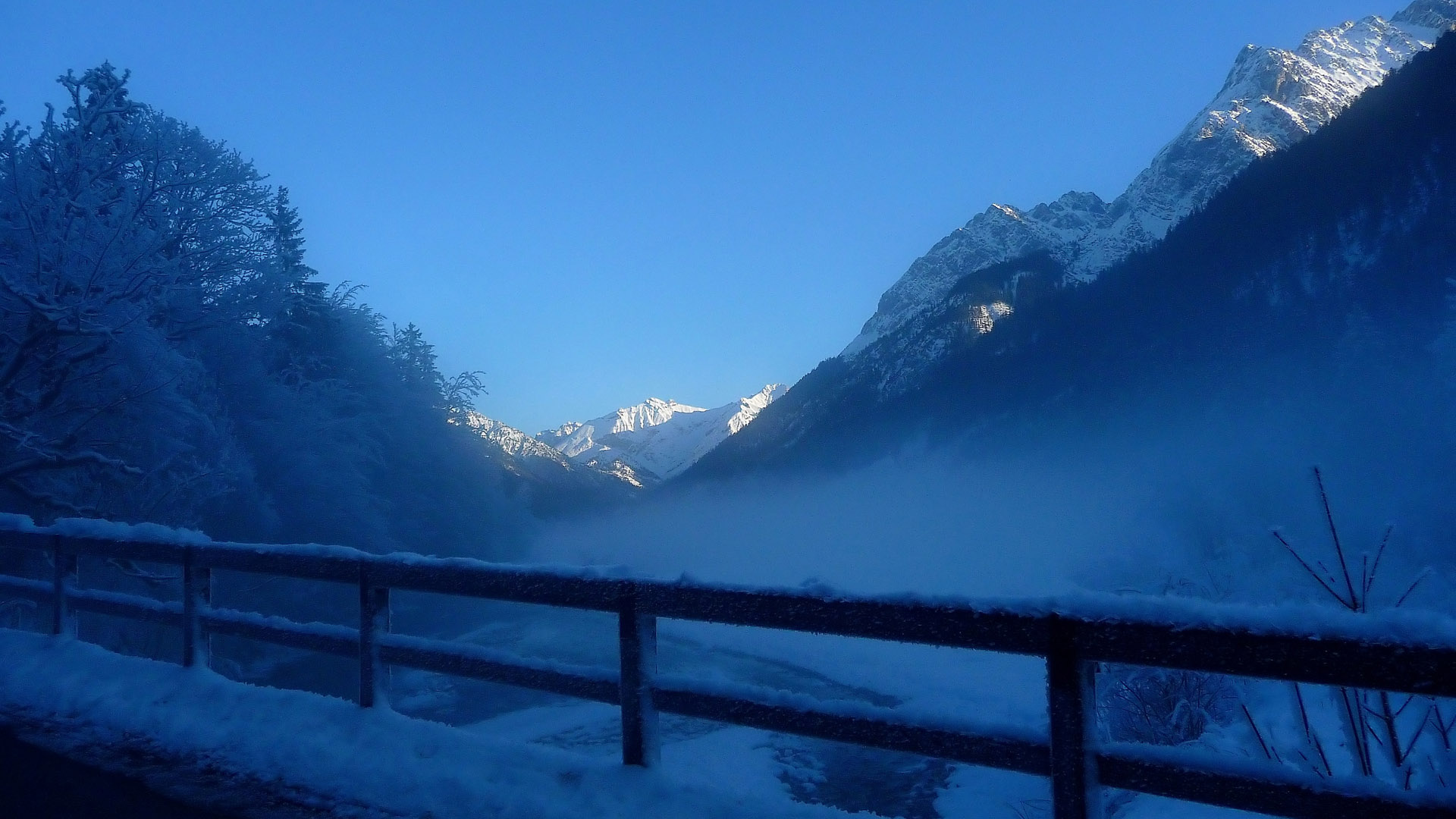 美丽山峰雪景桌面高清壁纸