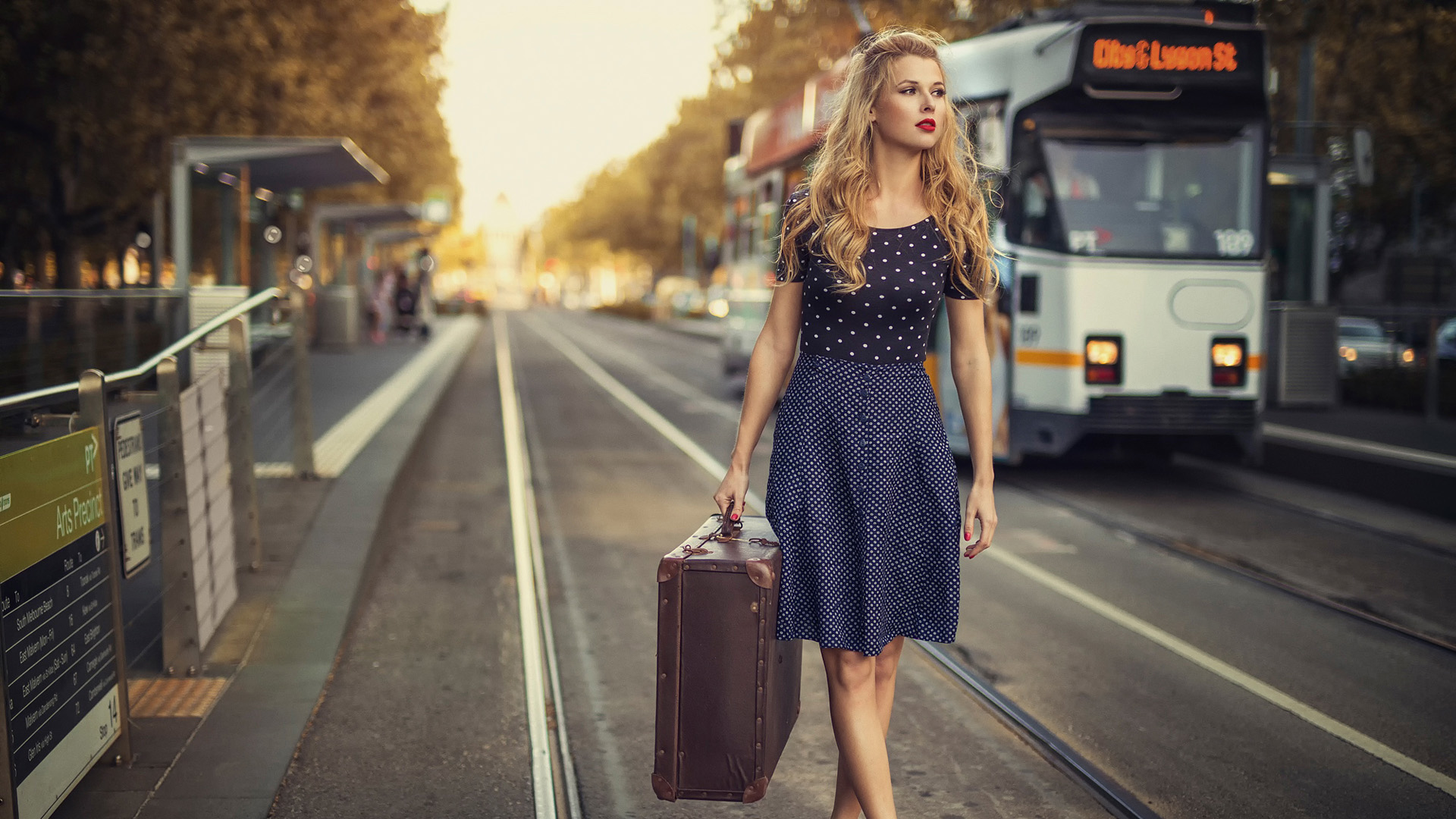 复古,女孩,旅行箱,公交车,车站,街道,美女桌面高清壁纸