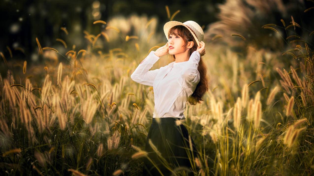 清新 美女 太阳帽 户外摄影 狗尾巴草 4k美女高清壁纸