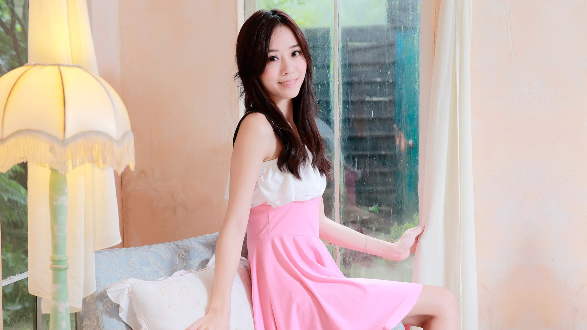 邻家清纯女孩，美丽的眼神，可爱粉裙，甜美，居家，写真，美女桌面高清壁纸