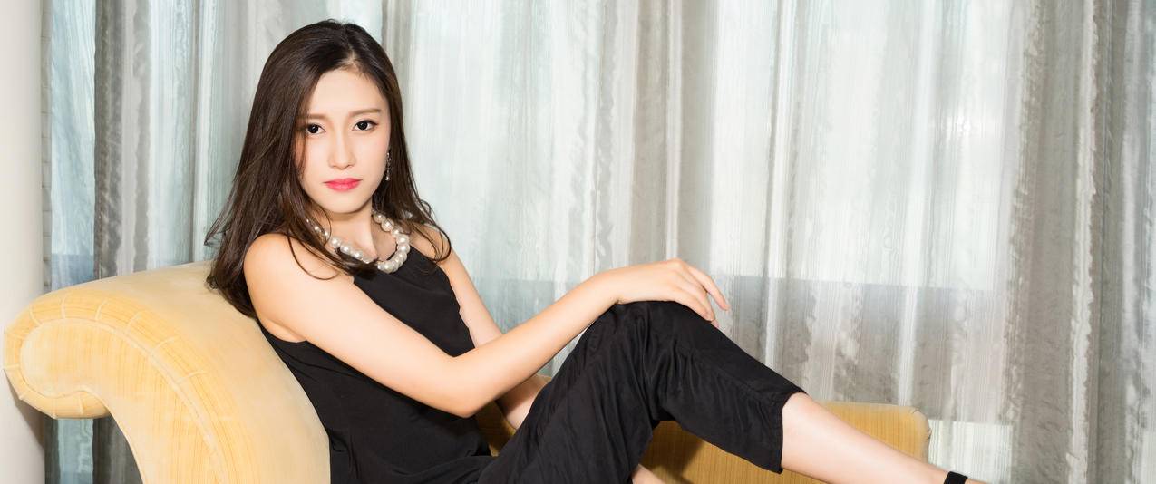 芝月美女模特带鱼屏高清壁纸