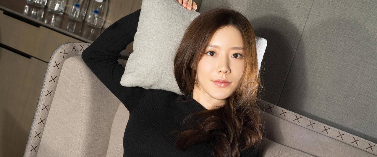 黑色毛衣美女江琴带鱼屏高清壁纸